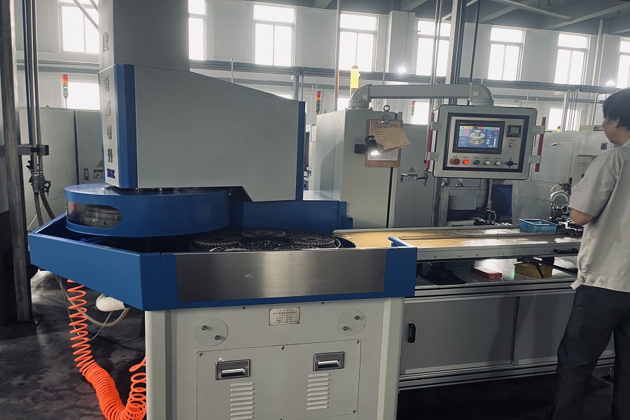 FTM nytt utstyr: dobbeltsidig slipemaskin